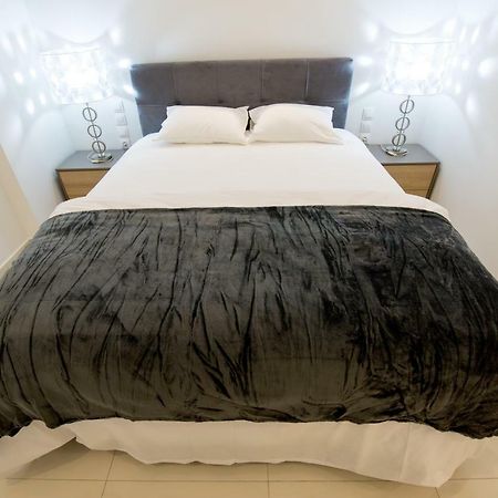 White Lux Apartment For 2 Vipgreece Ateny Zewnętrze zdjęcie